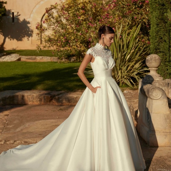 Wedding Dress - Picture 2 of 4